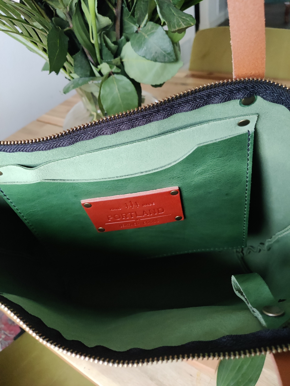 Portland Leather Medium Zipper Tote 🤠🌿 - Picture 15 of 16